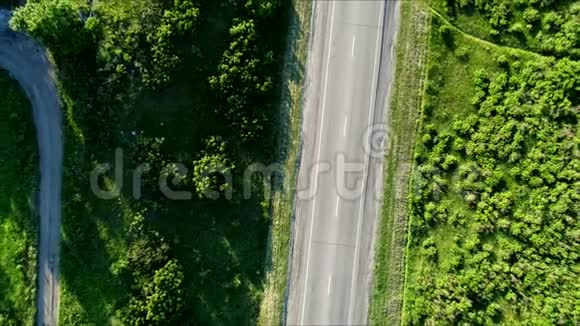 从高处开汽车的路视频的预览图