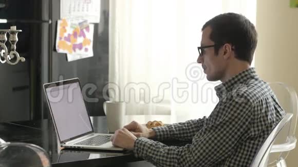 一个人在电脑上工作视频的预览图
