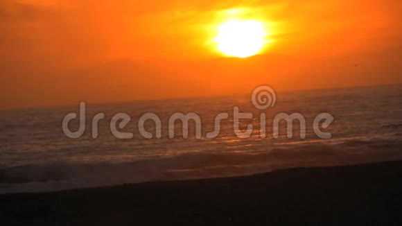 日落时海滩的宁静镜头高清1080便士30fps视频的预览图