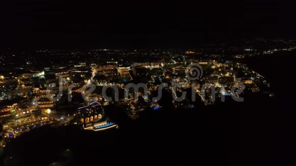 晚上鸟瞰著名的希腊度假胜地蒂拉视频的预览图