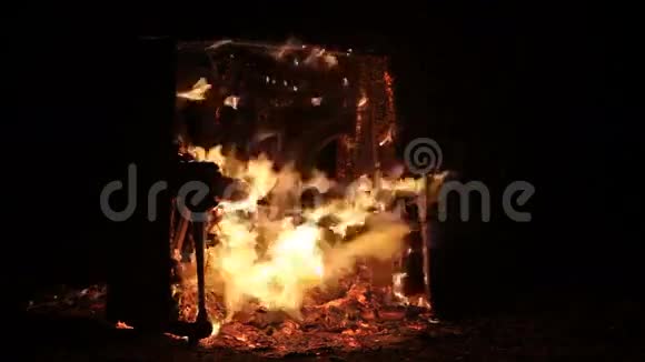钢琴燃烧乐器背景火视频的预览图