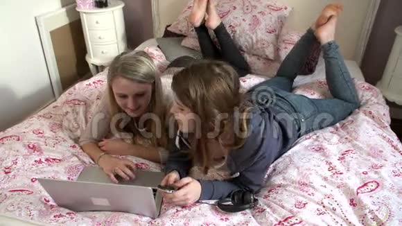 两名在卧室使用数码设备的少女视频的预览图