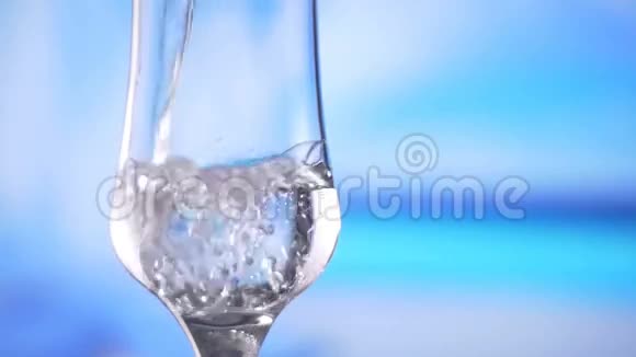 水倒入玻璃慢动作清新自然凉爽有气泡视频的预览图