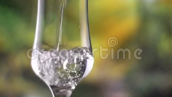 水倒入玻璃慢动作清新自然凉爽有气泡视频的预览图
