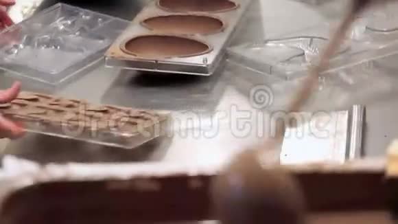 糕点厨师工作巧克力复活节兔子视频的预览图