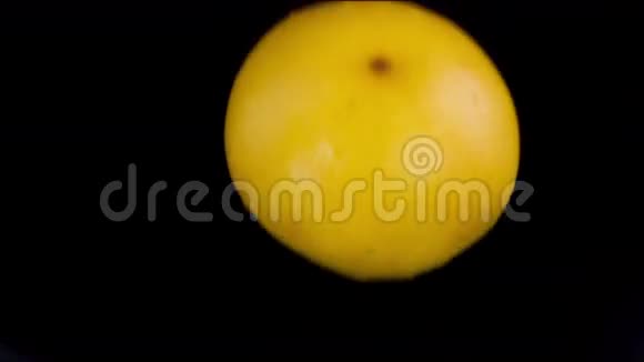 葡萄柚落在潮湿的桌子上视频的预览图