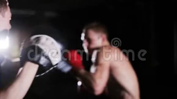 男子拳击手与焦点手套工作视频的预览图