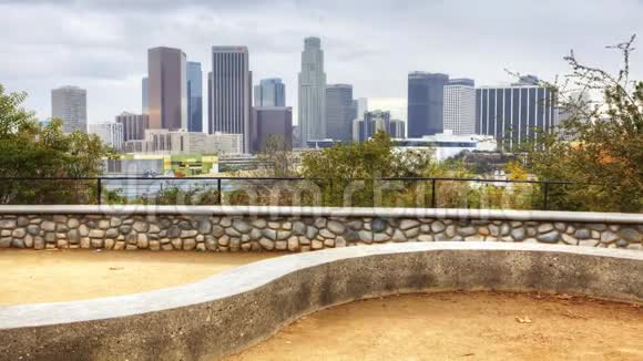 4K超高清的洛杉矶天际线与石头装饰在前景视频的预览图