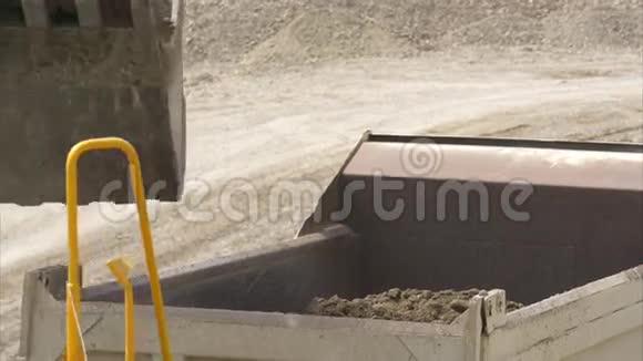 挖掘机铲装自卸汽车视频的预览图
