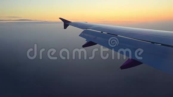 云景和蓝天飞机机翼视频的预览图