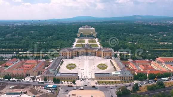 维也纳澳大利亚2019年6月鸟瞰Schonbrunn宫前皇家避暑住宅旅游景点视频的预览图