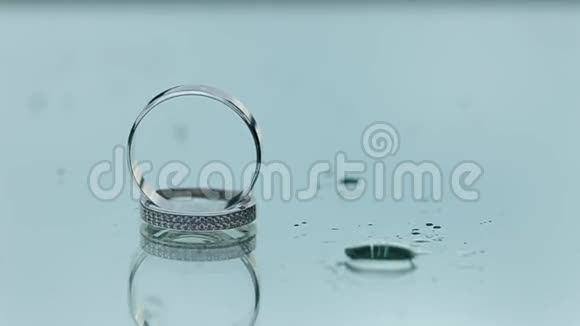 雨天玻璃上的结婚戒指视频的预览图
