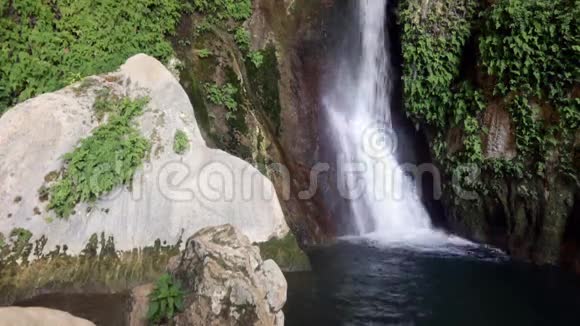 天然石窟中的瀑布视频的预览图