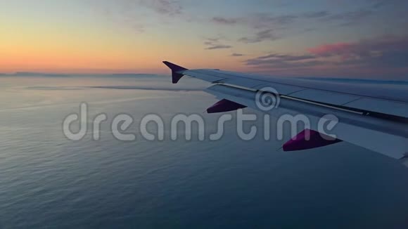 云景和蓝天飞机机翼视频的预览图