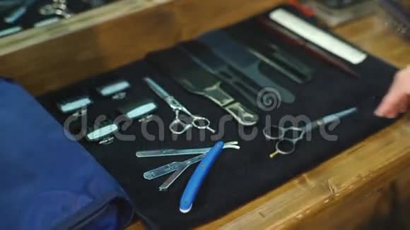 浅色木制背景下的老式理发店工具视频的预览图