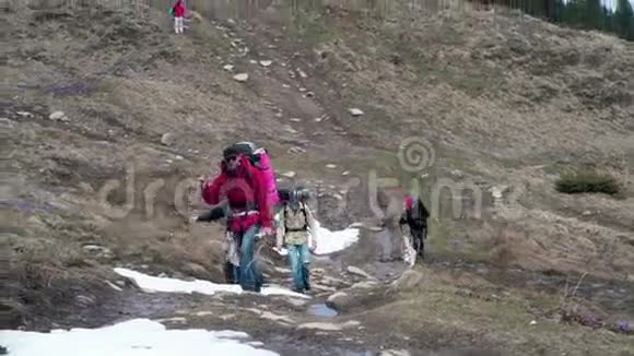 徒步旅行者在山区慢动作徒步旅行视频的预览图