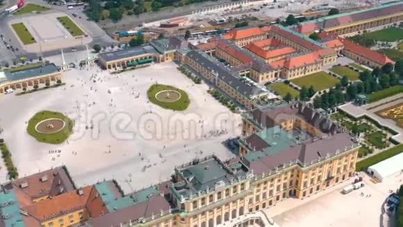 维也纳澳大利亚2019年6月鸟瞰Schonbrunn宫前皇家避暑住宅旅游景点视频的预览图