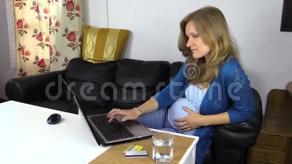 疲惫的孕妇在电脑上输入银行卡号视频的预览图