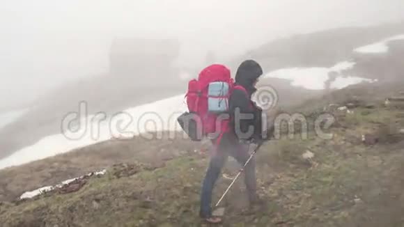 徒步穿越雾中慢动作视频的预览图