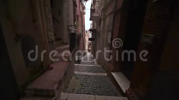 穿过城市街道走过意大利明特诺视频的预览图