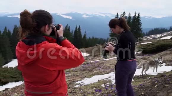 两个女摄影师在山上练习视频的预览图