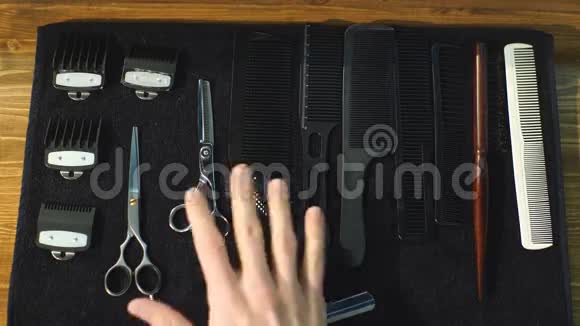 浅色木制背景下的老式理发店工具视频的预览图