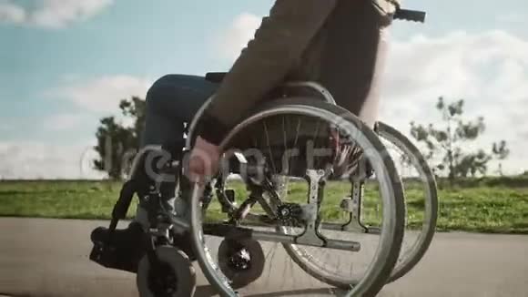 残疾人轮椅户外行走视频的预览图