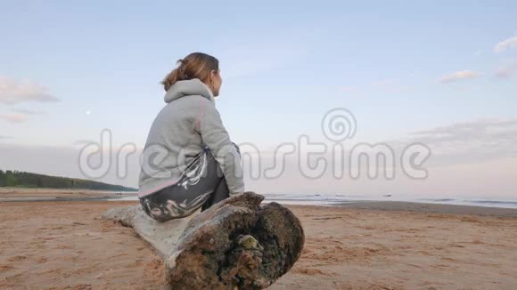 梦想中的年轻女子在海滩上享受阳光北波罗的海海景4KUHD视频的预览图
