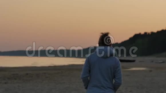 梦想中的年轻女子在海滩上享受阳光北波罗的海海景4KUHD视频的预览图