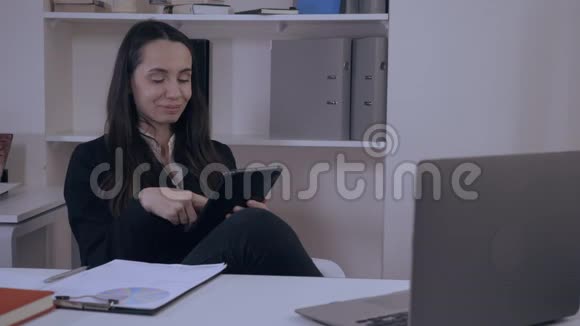 有魅力的女人在办公室休息视频的预览图