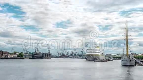 圣彼得堡的海上游轮和货船视频的预览图