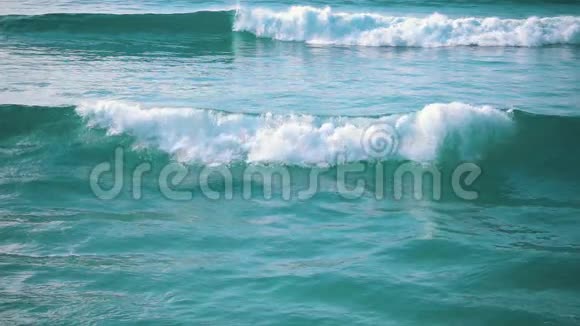 缓慢运动的海浪来袭视频的预览图