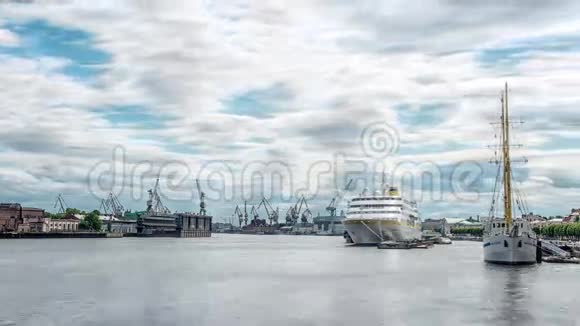 圣彼得堡的海上游轮和货船视频的预览图