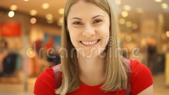 年轻漂亮迷人的女人站在购物中心微笑着购物消费观念视频的预览图