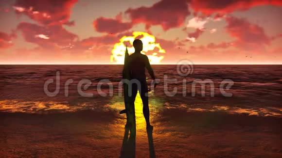 日出时一个年轻的男性冲浪者站在海滩上拿着冲浪板看海浪的剪影视频的预览图