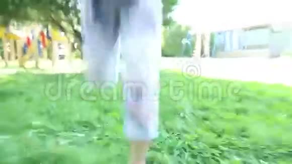 女孩赤脚在草地上奔跑视频的预览图