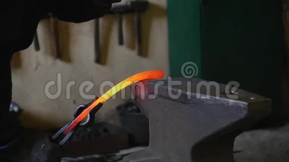 铁匠把铁棒的末端锤成钩子视频的预览图