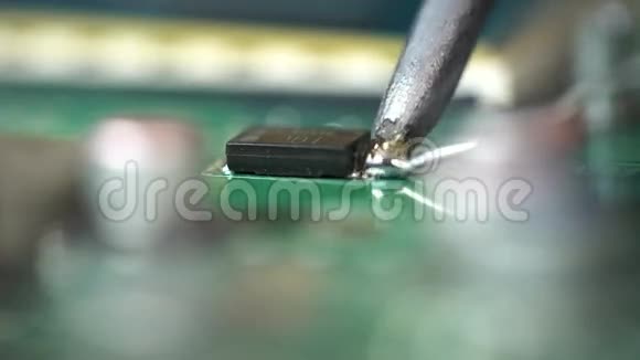 焊接微芯片和电路板视频的预览图