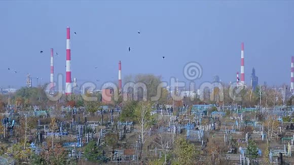 位于炼油厂背景下的公墓横向全景视频的预览图