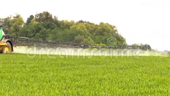 喷洒化学除草剂的拖拉机喷头视频的预览图
