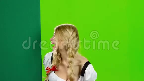 穿着巴伐利亚民族服装的女人挥手绿色屏幕视频的预览图