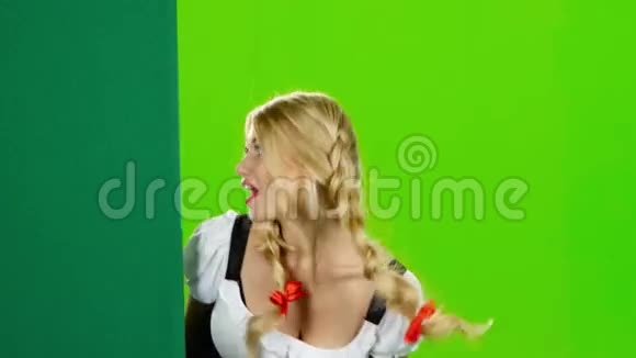 穿着巴伐利亚服装的女人展示拇指啤酒节绿色屏幕视频的预览图