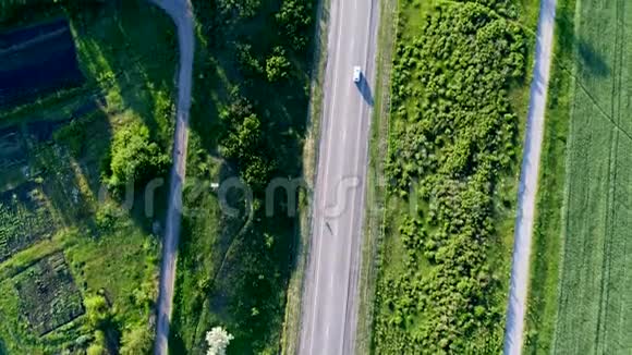 从高处开汽车的路视频的预览图