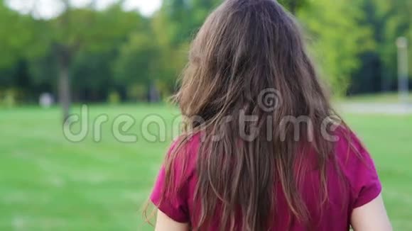 戴眼镜的美女在夏天公园摆姿势视频的预览图
