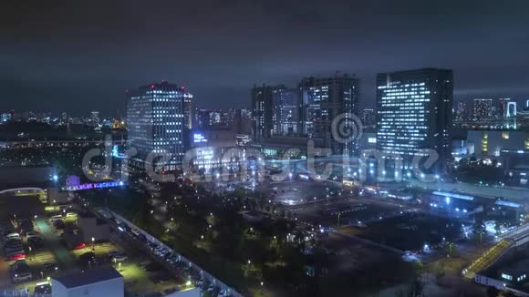 夜晚在东京上空鸟瞰美丽的城市灯光视频的预览图