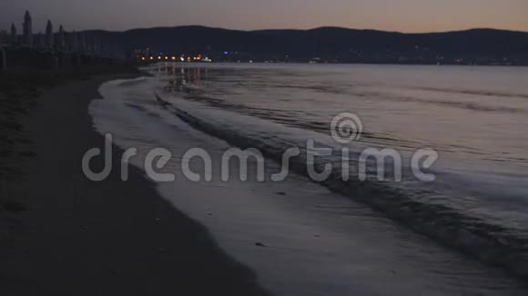 太阳从地平线上升起清晨的沙滩上掀起海浪视频的预览图