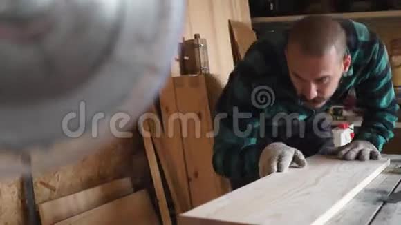 专注大胆的木匠带着老式的胡子用木板工作视频的预览图