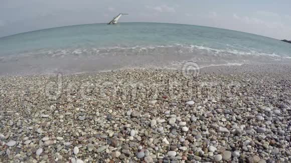 潜水平台在爱琴海和空度假海滩罗兹希腊4K视频的预览图