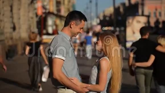 在圣彼得堡的爱情之旅视频的预览图