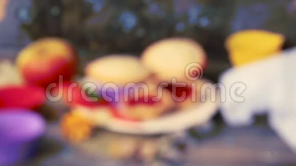 蛋糕篮浆果果仁木桌乡村松饼小蛋糕手视频的预览图